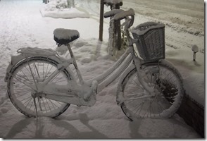 雪の自転車